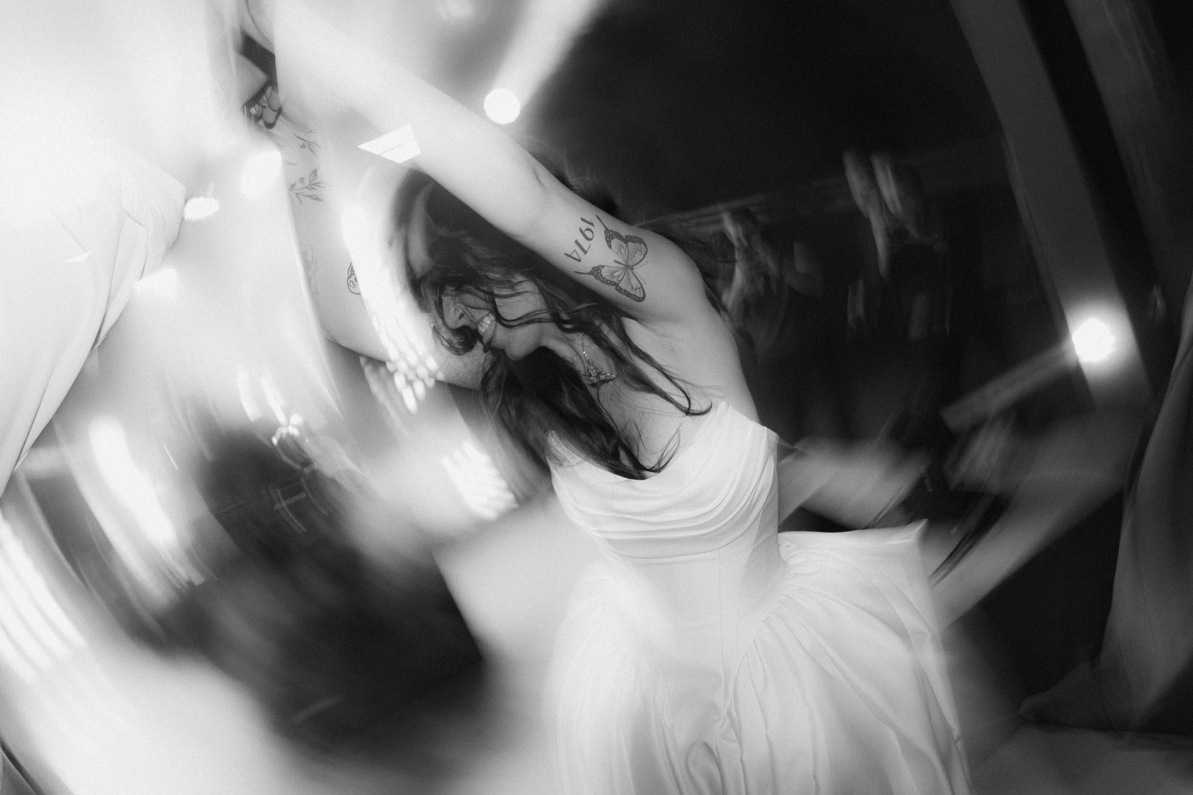 Noiva dançando na festa de casamento, em preto e branco